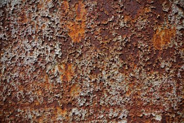 Paslı, eski püskü metal bir çarşaf.