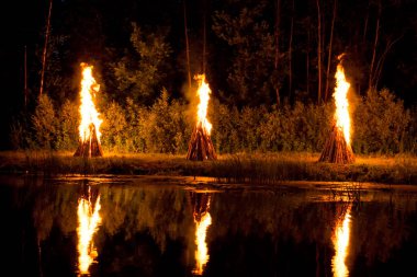 Ivan Kupala 'nın tatilinde nehirde şenlik ateşi