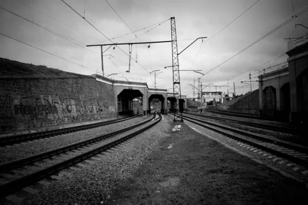 Die Straße Unter Der Brücke Einem Dunklen Tag — Stockfoto