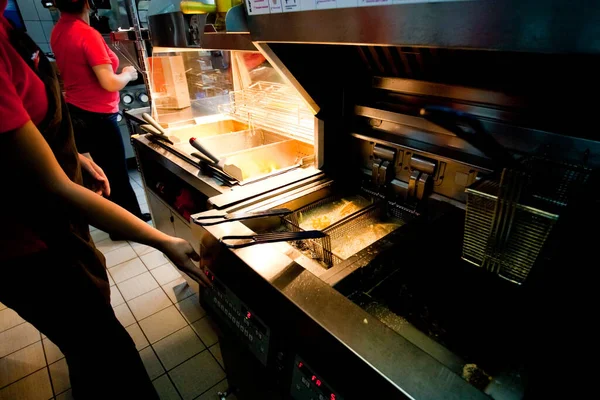 Restoranda fritözde patates kızartması pişirmek.
