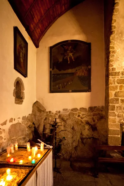 Ortaçağ manastırı katedrali içeridedir.