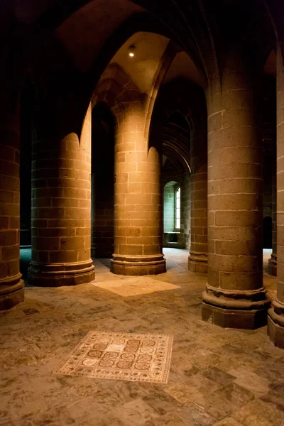 Ortaçağ manastırı katedrali içeridedir.
