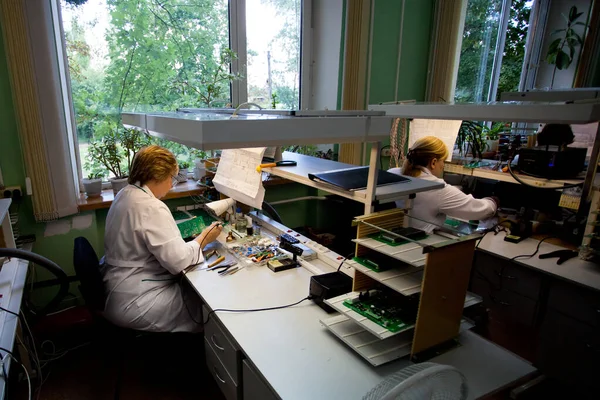 Завод Электроники Припаивает Микросхемы Транзисторы — стоковое фото