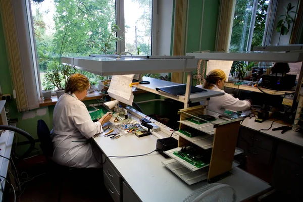 Bir elektronik fabrikası lehimcileri mikrodevreler ve transistörler