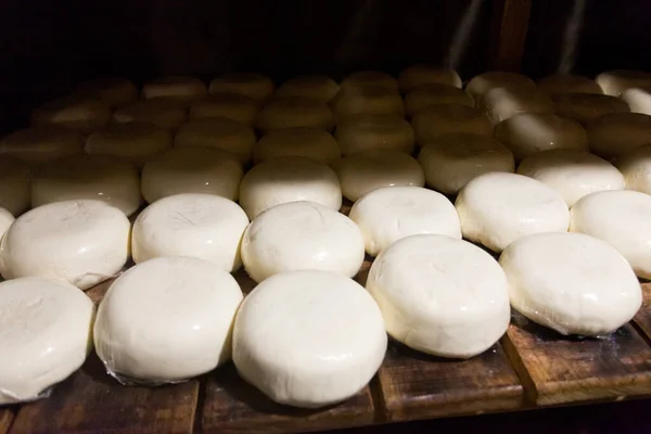 Suluguni peyniri ve feta peyniri süt ürünlerinin bodrumunda raflarda saklanır.