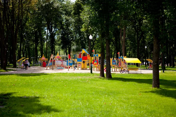 Paseos Parque Donde Gente Camina Día Soleado — Foto de Stock