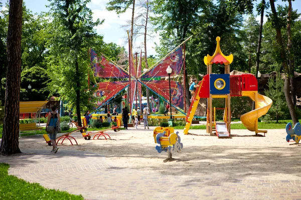 Ritten Het Park Waar Mensen Een Zonnige Dag Wandelen — Stockfoto