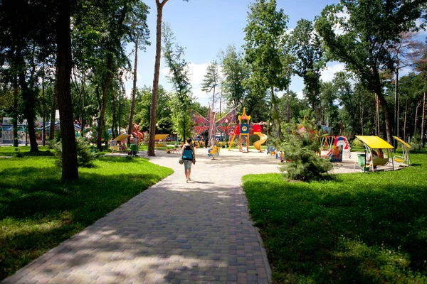 Promenades Dans Parc Les Gens Marchent Par Une Journée Ensoleillée — Photo