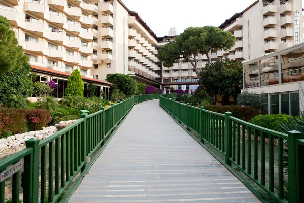 Etrafı egzotik bitkilerle çevrili otel arkadaşları.