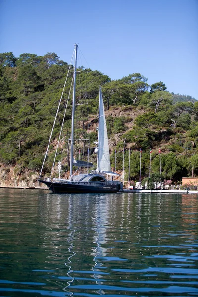 Sailboat Sea Rocky Coast — Stock Photo, Image