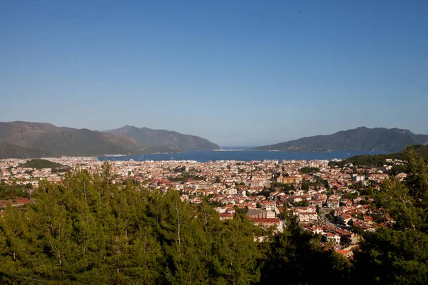 Denize yakın bir körfezde şehir