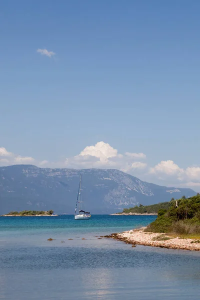 Güneşli bir günde, dağlar arasındaki deniz.