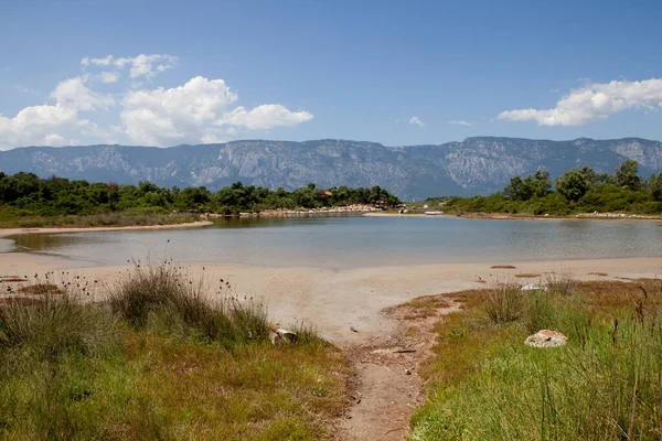 Güneşli bir günde, dağlar arasındaki deniz.