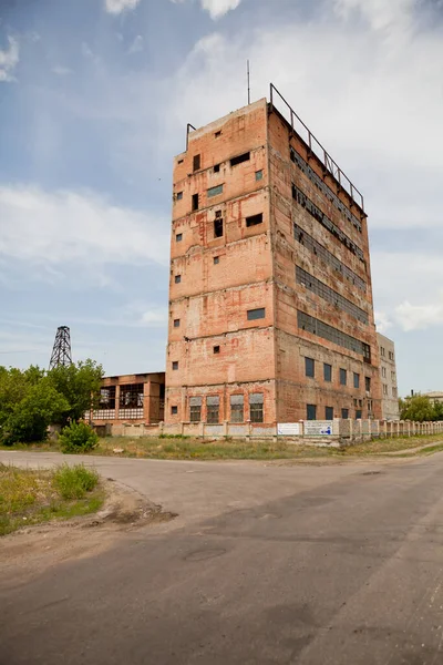 晴れた日に古い工場の放棄された建物 — ストック写真