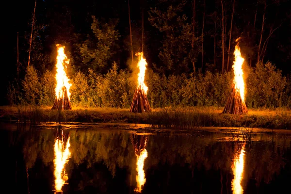 Ivan Kupala 'nın tatilinde nehirde şenlik ateşi