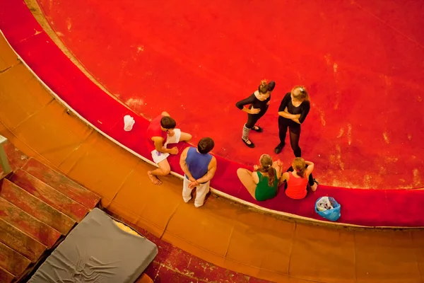 Young Circus Performers Training Arena Old Circus — Stock Photo, Image