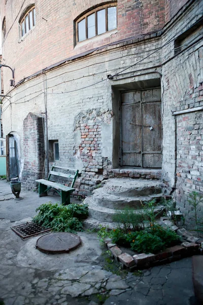 Παλιά Εγκαταλελειμμένη Αυλή Σκαλοπάτια Που Οδηγούν Μια Κλειστή Πόρτα — Φωτογραφία Αρχείου