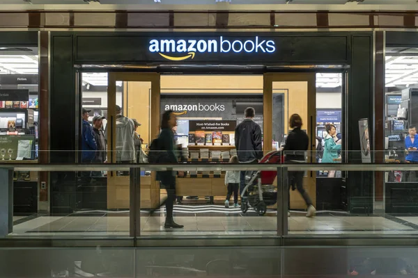 Lidé navštěvující obchod Amazon knihy — Stock fotografie
