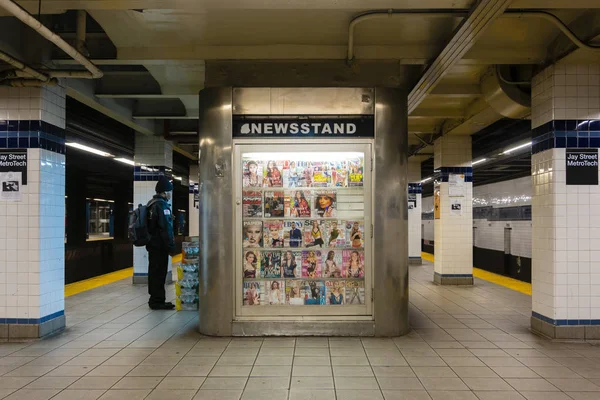 Novinový stánek ve stanici metra v New Yorku — Stock fotografie
