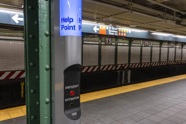 Hjälp punkt i en tunnelbanestation i New York City — Stockfoto
