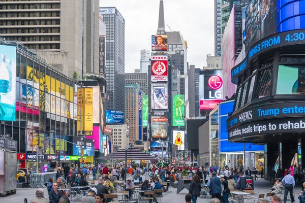 Mensen op Times Square in New York City — Stockfoto