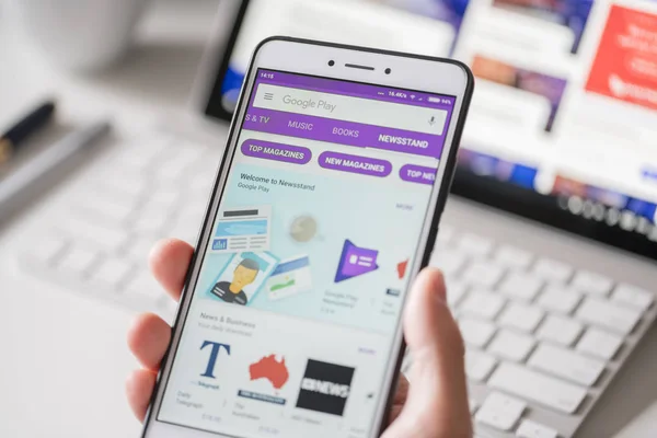 Просмотр Google Play Store на смартфоне — стоковое фото