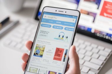 Google oyun mağaza bir smartphone cep telefonu ile tarama