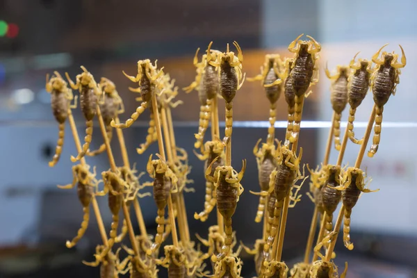 Жареный скорпион для продажи в продуктовой ларьке в Китае — стоковое фото