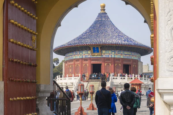 People visiting the Temple of Heaven in Beijing — Stock Photo, Image