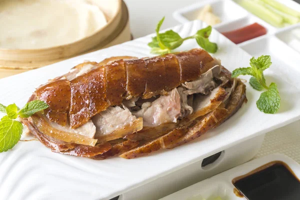 Disfrutando asado pato de Pekín —  Fotos de Stock
