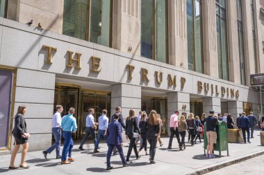 Beyaz yakalı işçiler Wall Street, Trump bina dışında