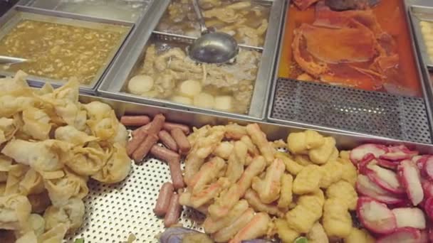 Smooth Panning Shot Hong Kong Street Food Food Stall — Stock Video