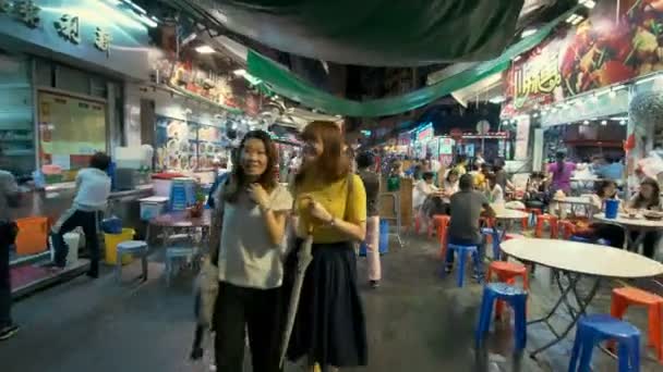 2017年6月19日 香港庙街夜市的食肆移动镜头 — 图库视频影像