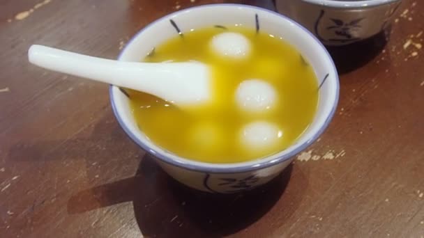 Glättes Schwenken Chinesischer Desserts Einschließlich Reisknödel Und Schwarzer Sesamsuppe — Stockvideo