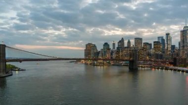 Manhattan siluetinin ve Brooklyn Köprüsü'nün Hyperlapse video