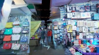 Hong Kong, Çin - Haziran 19, atış Temple Street gece pazarı Hong Kong ziyaret insanların hareket 2017:4 k