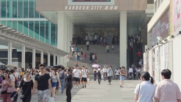 香港の港都市の外の人々 の香港 2017 スロー モーション ビデオ 尖沙咀の大型ショッピング モールです — ストック動画
