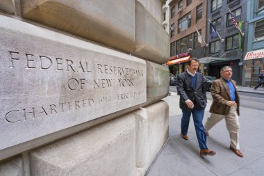 New York Federal Rezerv Bankası yürüyen adam