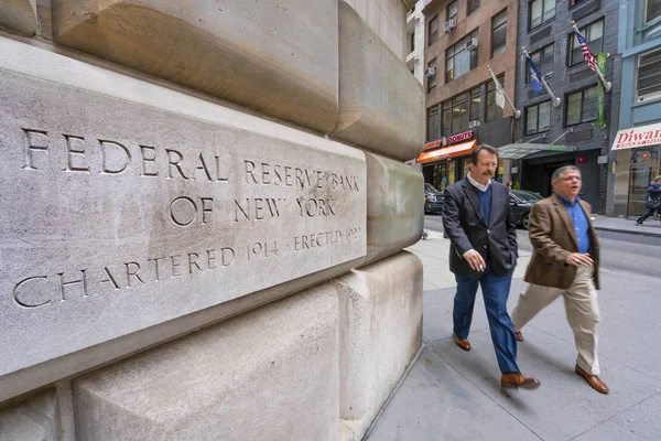 Mann läuft an der Federal Reserve Bank von New York vorbei — Stockfoto