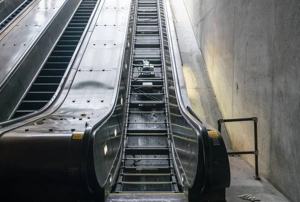 在维修中的火车站自动扶梯 — 图库照片