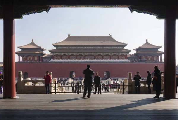 Mensen een bezoek aan de verboden stad in Peking — Stockfoto