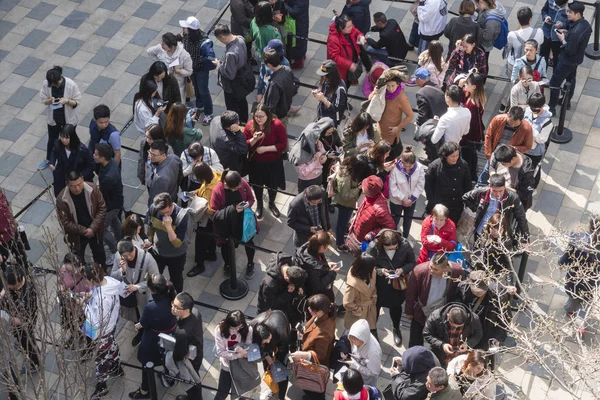 Pessoas fazendo fila para um evento em um shopping center em Pequim — Fotografia de Stock