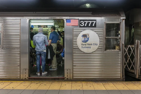 Passagiers die reizen op een metro trainen in New York City — Stockfoto