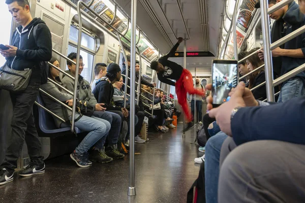 Człowiek wykonuje taniec w pociągu metra w Nowym Jorku — Zdjęcie stockowe