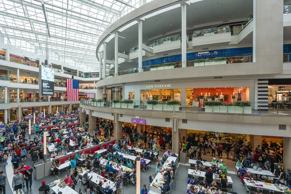 Personas que visitan un centro comercial en los Estados Unidos — Foto de Stock