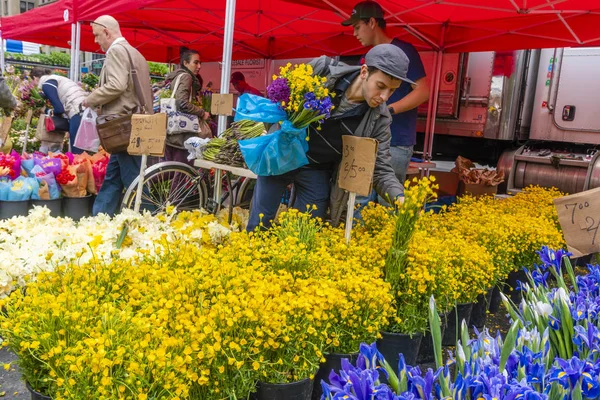 Pessoas comprando flores em um mercado de rua em Nova York — Fotografia de Stock