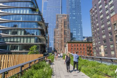 New York'ta yüksek hat boyunca yürüyüş insanlar