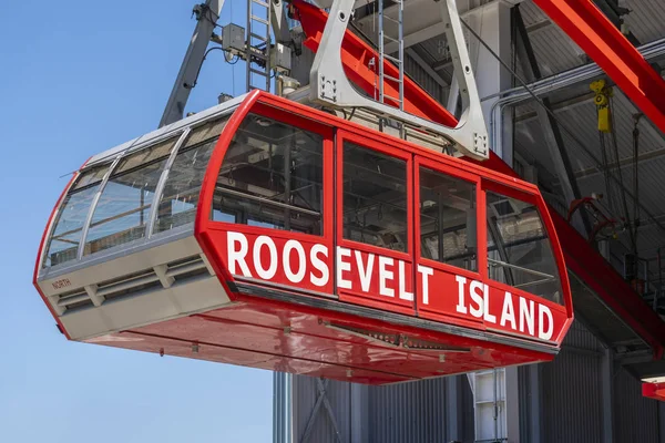 Seilbahn verlässt Station in Roosevelt Island in Richtung Manhattan — Stockfoto