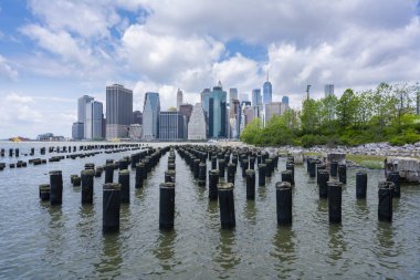 Skycraper gündüz New York şehrinin Lower Manhattan içinde