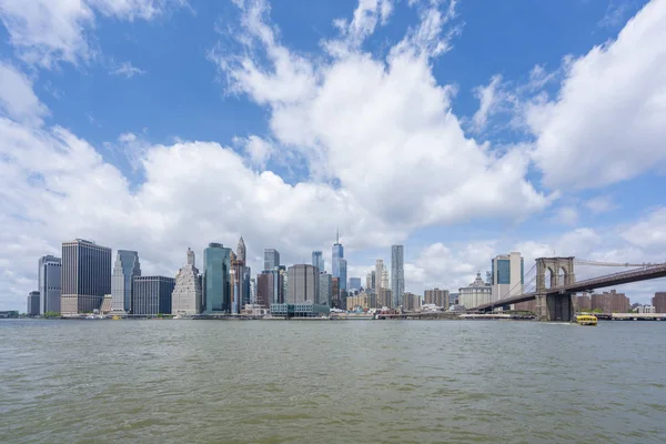 El horizonte de Manhattan y el puente de Brooklyn durante el día — Foto de Stock